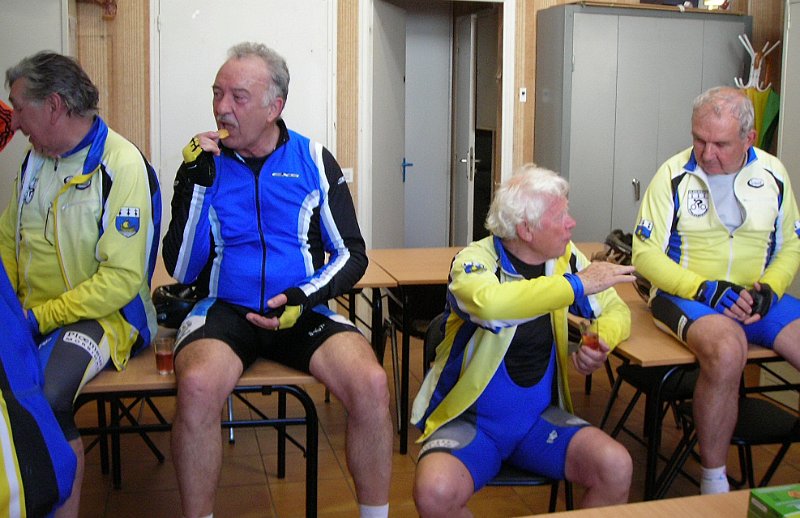 2012-05-24 04 On est mieux assis que sur le velo.JPG